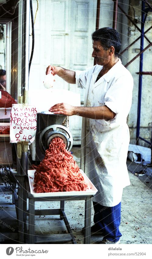 carnicero a la carne Ernährung Griechenland Mann Fleisch weiß Metzger Arbeit & Erwerbstätigkeit Stadt man meat colour. process c41 white blue market