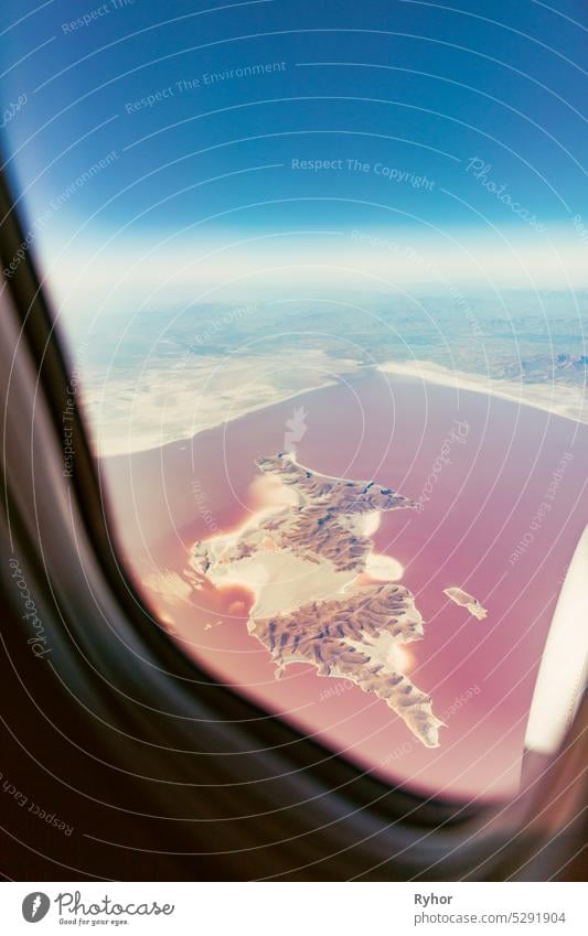 Aerial View Of Lake Urmia From Window Of Plane. Schöne Urmia-See ist ein endorheic Salzsee im Iran. Luftaufnahme von Jezireye Island-Eshek. West-Aserbaidschan Provinz, Iran, Kurdistan