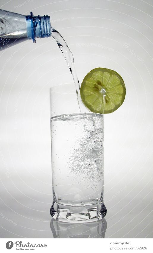 Zitronenwasser I weiß grau grün gelb trinken Flüssigkeit Mineralwasser Wasser blau Frucht Wut Flasche gießen