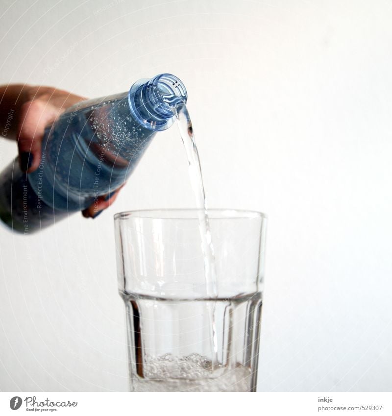 Trinken hilft ! Getränk Erfrischungsgetränk Trinkwasser Flasche Glas Wasserglas PE-Flaschen Hand kalt natürlich Gesundheit deutlich Mineralwasser sprudelnd