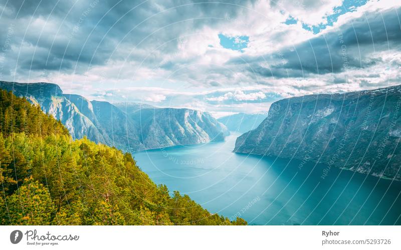 Sogn und Fjordane Fjord, Norwegen. Erstaunliche Sommer Scenic View Of Sogn Og Fjordane. Berühmte norwegische Wahrzeichen und beliebtes Reiseziel im Sommer Tag