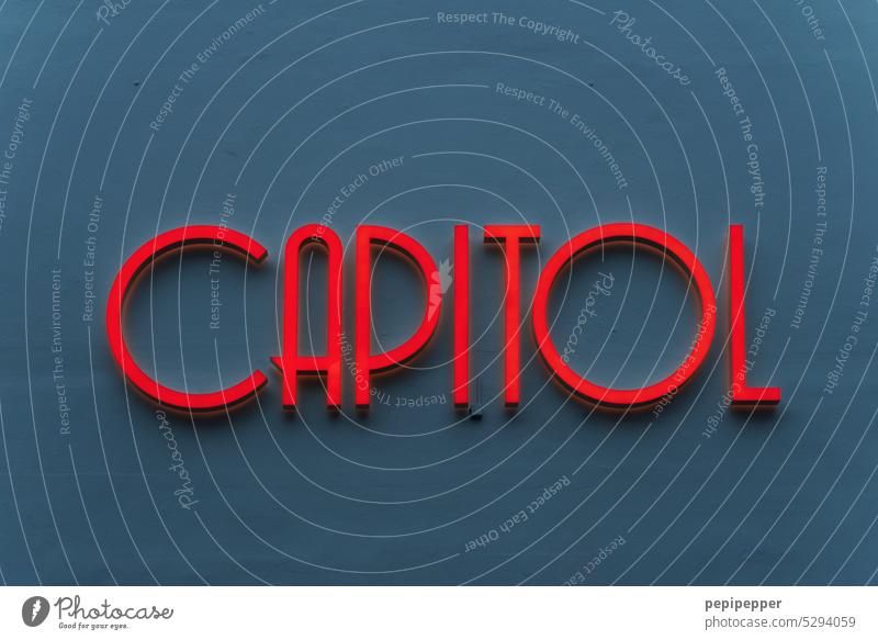 CAPITOL – Neonbuchstaben capitol Kino Kinoschriftzug Schriftzeichen Typographie Typografie Typography typografisch typographisch rote schrift blau