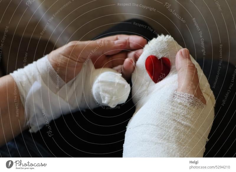 Mainfux-UT | verbundene Hände mit rotem Herz Hand Verband Gips Schiene Unglück Unfall Verletzung Malheur Finger Daumen Schmerz Krankheit gebrochen verletzt