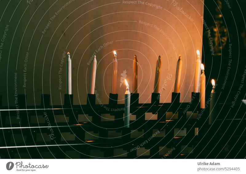 MainFux | Gedenkkerzen brennen in der Kirche Zeichen Altarkerzen liturgische Kerzen Glaube Religion & Glaube Hoffnung beten Christentum Trauer Spiritualität
