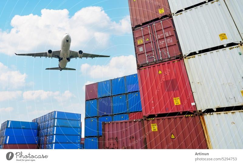 Frachtflugzeug fliegt über Logistik-Container. Luft-Logistik. Fracht- und Versandgeschäft. Containerschiff für Import- und Exportlogistik. Logistische Industrie. Container im Hafen. Warenexport.