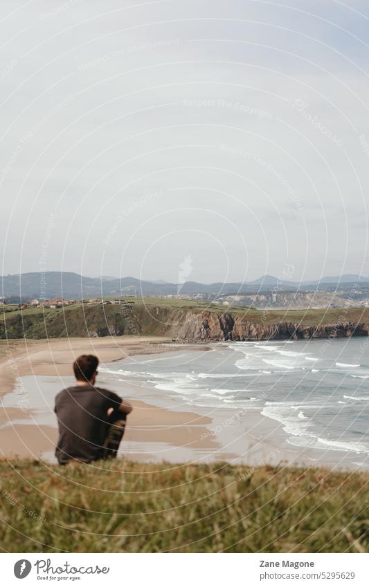 Mann mit Blick auf die Meeresküste, Playa de Xagó, Spanien Meeresstrand Asturien Küste Küstenlinie MEER Landschaft Natur Strand reisen Tourismus Wasser Sommer