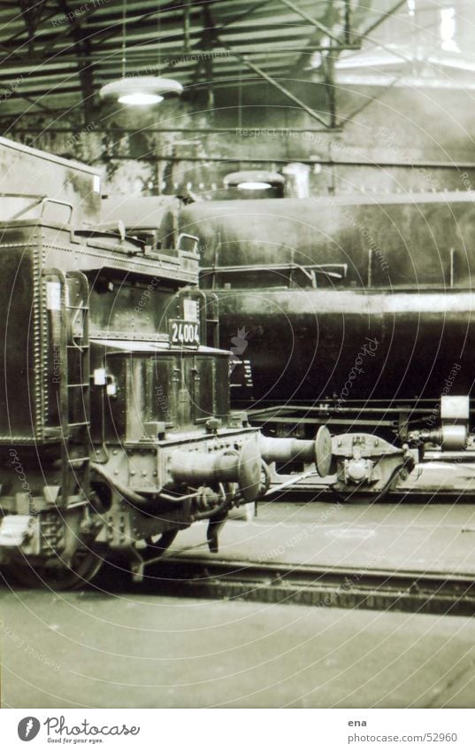 Lokschuppen Lokomotive Eisenbahn Nostalgie mystisch Gleise Dampflokomotive Maschine Wucht Reparatur Industrie historisch Bahnhof Lagerhalle Wasserdampf