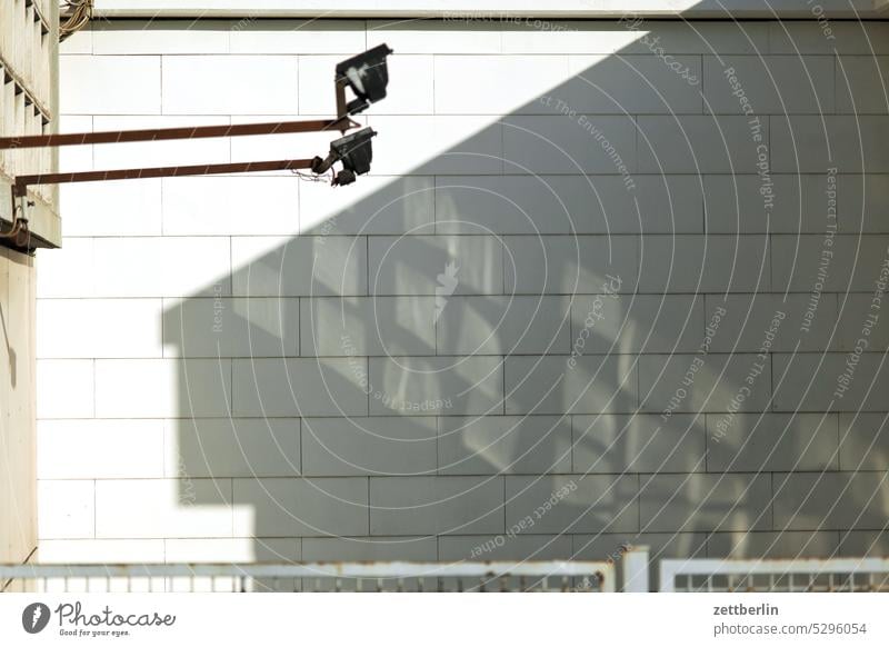 Lichtflecken auf einer Fassade architektur berlin büro city deutschland fassade froschperspektive gebäude hauptstadt himmel innenstadt kiez leben licht mitte