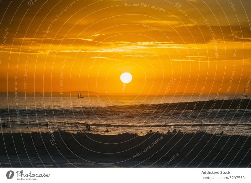Einsames Segelboot auf dem Meer MEER Sonnenuntergang Schwimmer Jacht Meereslandschaft Himmel Abend Boot Landschaft Dämmerung Natur Windstille malerisch