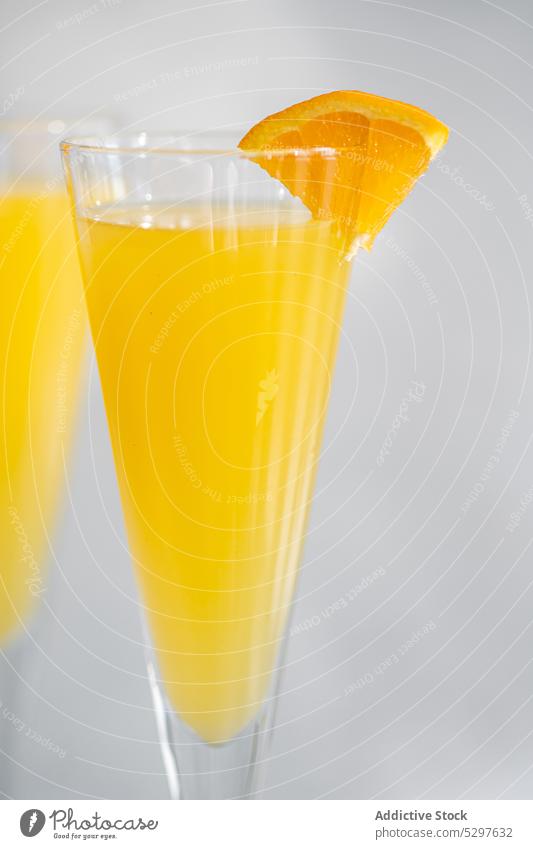 Mimosen-Cocktail im Glas Alkohol alkoholisch Hintergrund Getränk Champagne Sektglas abschließen Beton Kristalle Tag trinken Eleganz Feinschmecker grau Eis Saft