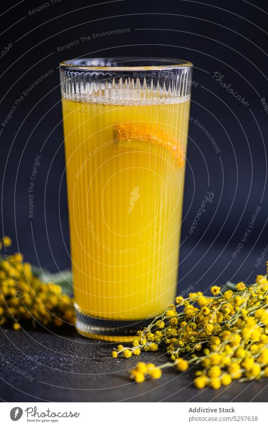 Mimosencocktail im Glas auf schwarzem Steintisch Alkohol alkoholisch Hintergrund Getränk Champagne Sektglas abschließen Cocktail Beton Kristalle dunkel Tag