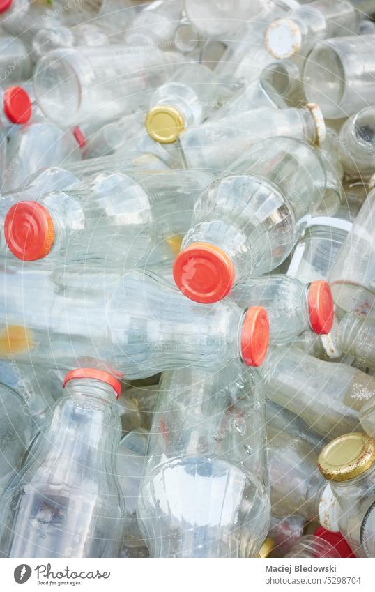 Lagerung von leeren Glasflaschen für das Recycling, selektiver Fokus. Flasche dreckig Abfall Müll trinken wiederverwerten verwendet Industrie Umwelt viele