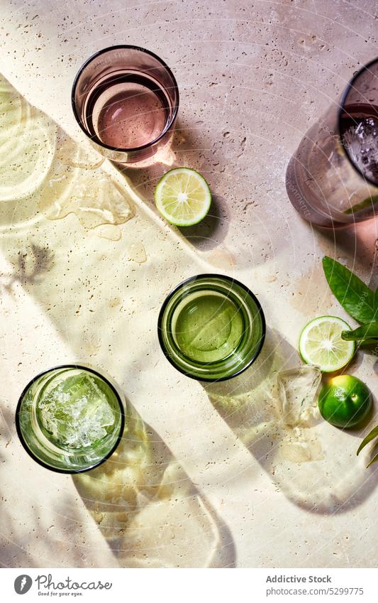 Shots mit Eiswürfeln und Limette Mojito Minze Kalk Rezept kalt trinken Zitrusfrüchte Cocktail Schuss Glas gefroren exotisch liquide Würfel frisch geschmackvoll