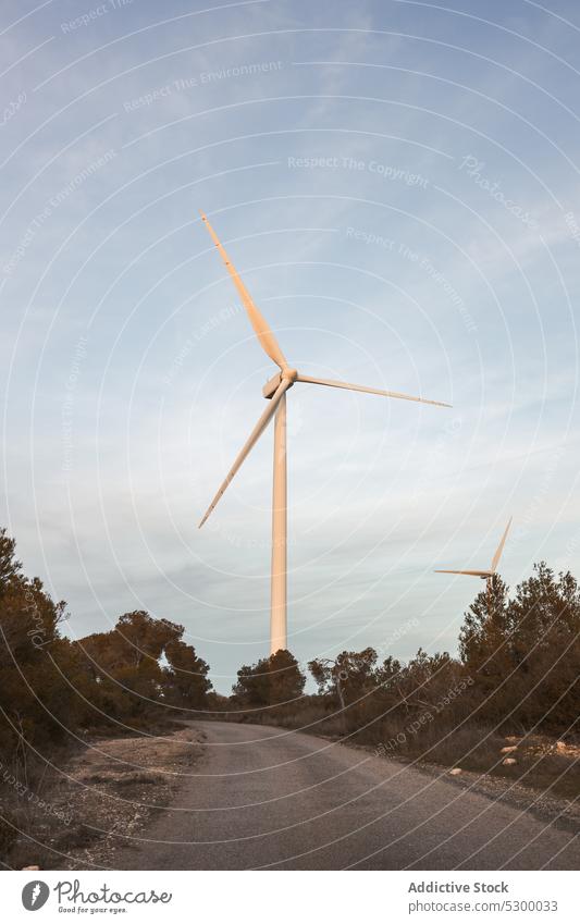 Windmühle gegen wolkenlosen blauen Himmel Natur Konstruktion Außenseite Kraft Struktur Blauer Himmel Umwelt Gebäude Industrie wiederverwendbar Spanien tagsüber