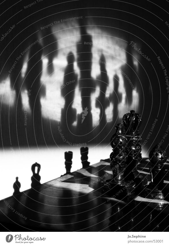 Sch(l)ach(t)-Feld Schachfigur Schachbrett Freizeit & Hobby Strategie Brettspiel Spielfigur Spielen schwarz weiß Risiko Figur unheimlich Krieg Rätsel dunkel