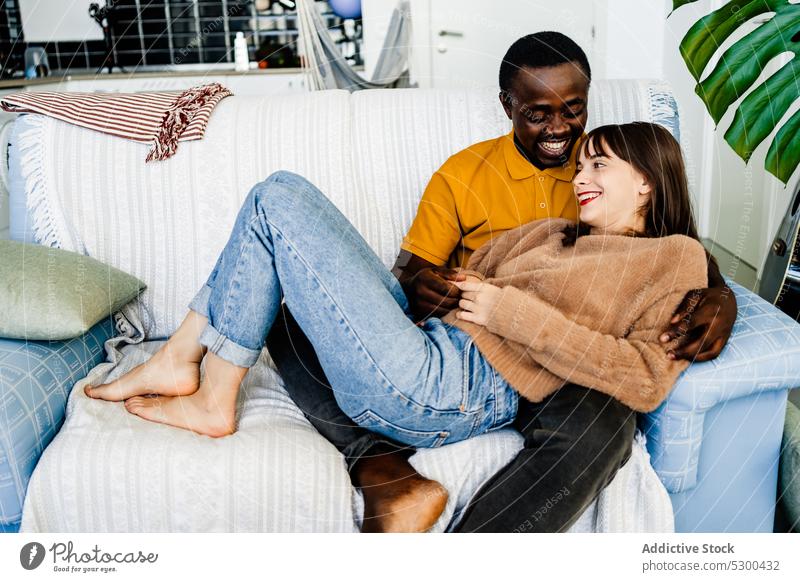 Verschiedenes Liebespaar auf dem Sofa liegend Paar Zusammensein Partnerschaft heiter Zeit verbringen Lächeln sich[Akk] entspannen Bonden heimwärts Glück ruhen