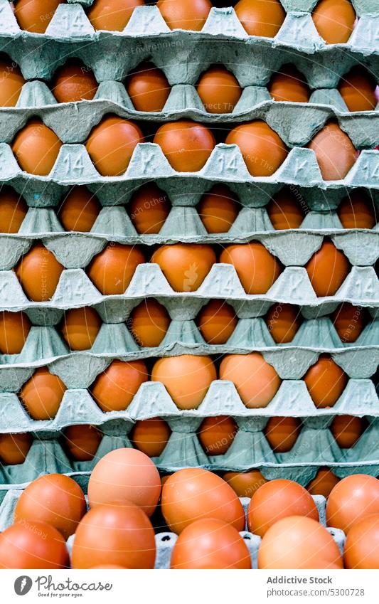 Eier auf einem Gestell auf dem lokalen Markt zum Verkauf Hähnchen roh Tablett Lebensmittel frisch Produkt Haufen Ernährung Sale organisch Verkaufswagen Basar