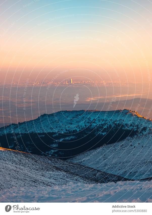 Erstaunliche Aussicht auf das bergige Tal Sonnenuntergang Berge u. Gebirge Stadtbild Ambitus Landschaft spektakulär Schnee Himmel Winter bola del mundo berg