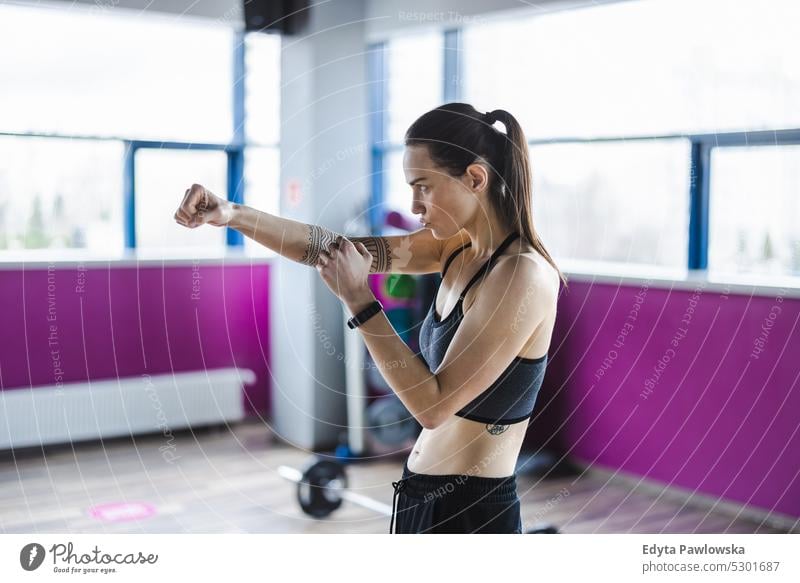 Porträt einer jungen Frau beim Boxen in einer Turnhalle Wellness Wohlbefinden Bodybuilder sportlich Heben Bizeps Muskeln Curl-Hantel Bodybuilding Menschen