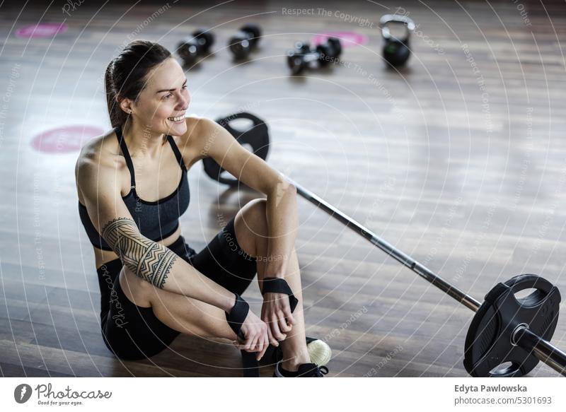 Porträt einer sportlichen jungen Frau in einer Turnhalle Wellness Wohlbefinden Bodybuilder Heben Bizeps Muskeln Curl-Hantel Bodybuilding Menschen muskulös
