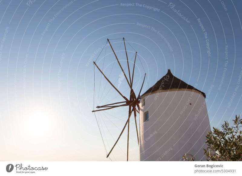 Traditionelle Windmühle in Oia auf der Insel Santorin, Griechenland weiß MEER Sommer Architektur reisen Landschaft Gebäude Himmel Mühle Tourismus Dorf Europa
