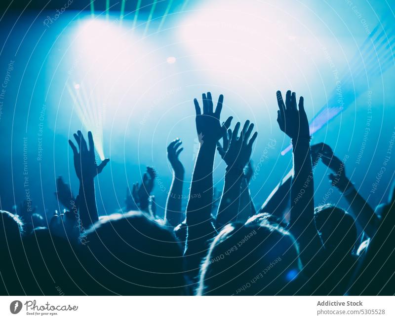 Hände von Menschen in der Musiksendung Menge angehoben Konzert blau Licht Illumination Party Publikum Stadtfest Nachtleben Veranstaltung Entertainment Leistung