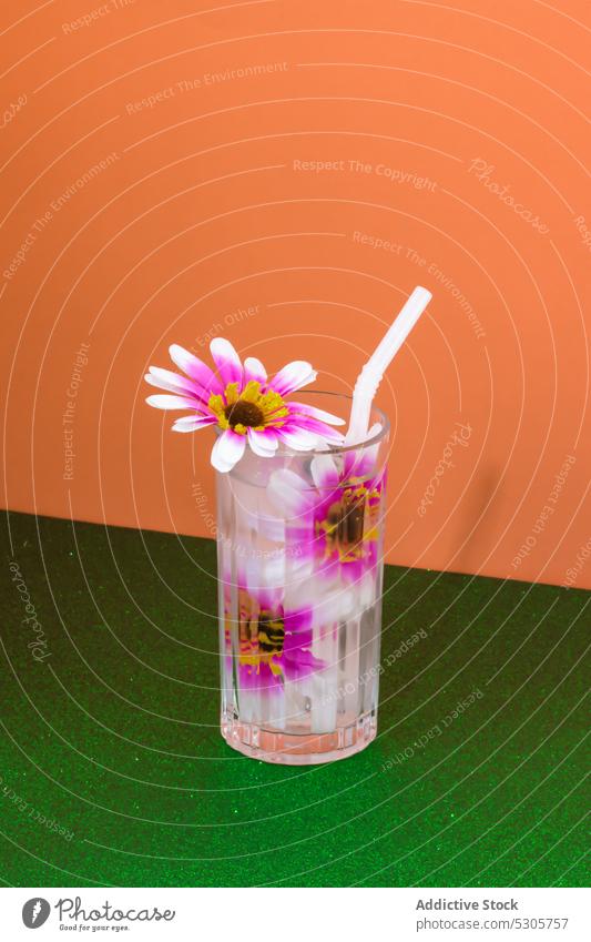 Glas mit frischem Cocktail, Blumen und Strohhalm Getränk trinken Erfrischung kalt Alkohol Blütezeit lecker farbenfroh Pflanze hell rosa durchsichtig