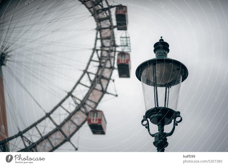 Das Licht im Prater ist erloschen - Regen im Vergnügungspark Laterne Riesenrad Lampe Wien Jahrmarkt Fahrgeschäfte Attraktion drehen Himmel Bewegung Karussell