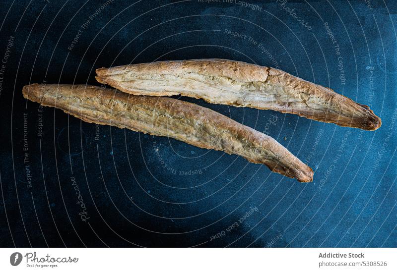 Traditionelles georgisches Brot auf dem Tisch Lebensmittel gebacken Hintergrund Beton Küche dedas puri Abendessen Teigwaren Essen frisch Georgien Feinschmecker