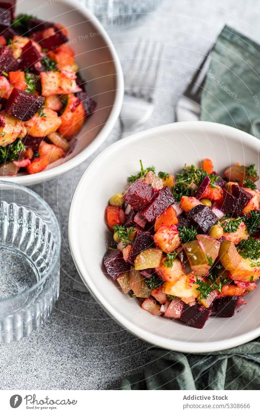 Leckerer gesunder Gemüsesalat in der Schüssel gebacken Rote Beete Schalen & Schüsseln Möhre Salatgurke Diät Abendessen Essen Glas Feinschmecker Kraut