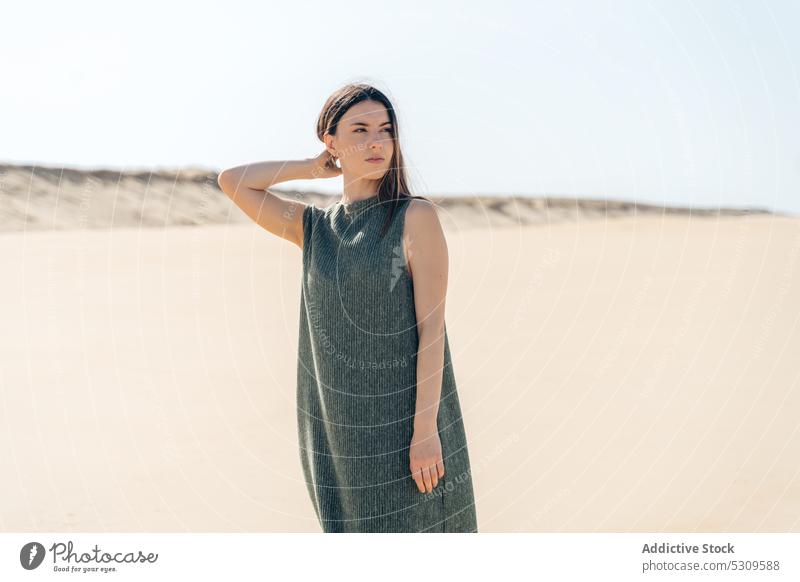 Charmante Frau im Kleid steht am Sandstrand Strand MEER Haare berühren Urlaub Sommer Natur ruhen Windstille Stil wolkenlos vieux boucau les bains Frankreich