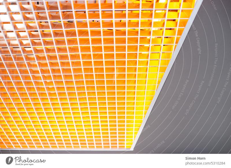 Deckenbeleuchtung mit Farbverlauf und Gitter Beleuchtung Lichtdesign gelb Sonnenuntergang Farbspektrum Kunstlicht Struktur Lampe Deckenlampe modern Zeitgeist