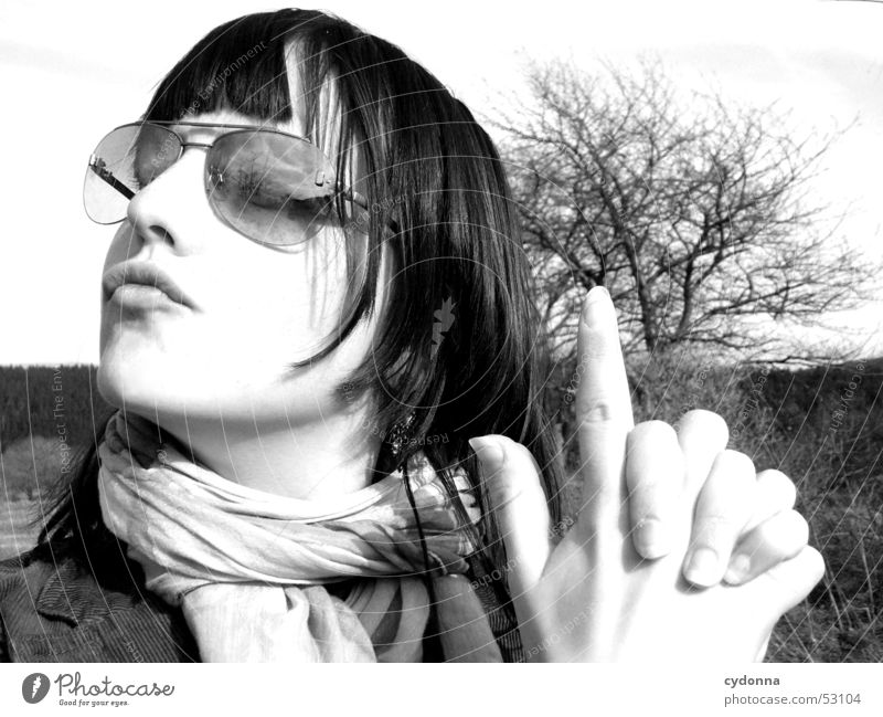 Special Agent Sonnenbrille Schal Hand Frau Stil Waffe Schwarzweißfoto gefährlich Mensch Natur Coolness Landschaft Gesichtsausdruck