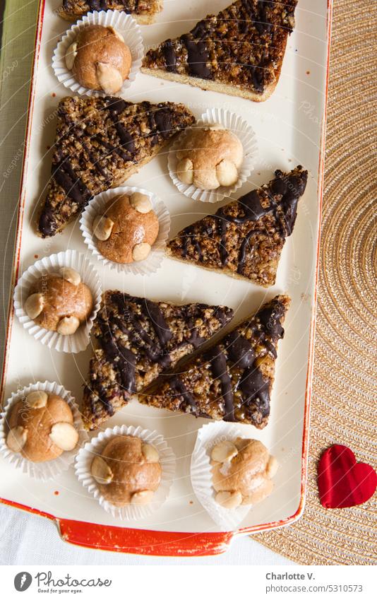 Mainfux I Zum 500. gibt es Nussecken und Betmänchen Backwaren Betmännchen Leckereien ein Herz Kuchenplatte Gebäckstücke Dreiecke Halbkugeln kalorienreich süß