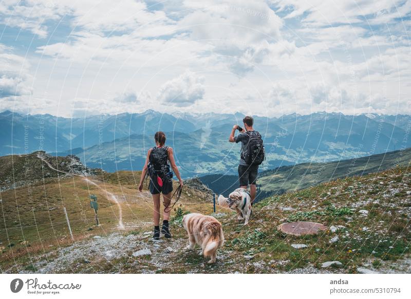 Zwei Wanderer mit Hunden in den Bergen Wanderung Landschaft wandern Natur Abenteuer Hochgebirge Berge u. Gebirge Außenaufnahme Ferien & Urlaub & Reisen