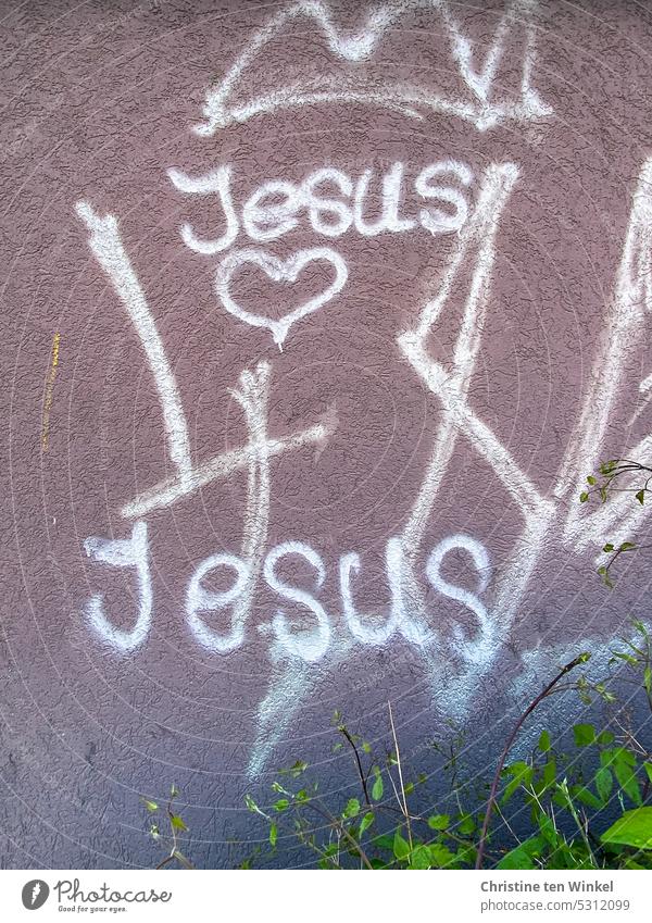 Das Wort "Jesus" und ein Herz wurden auf eine verputzte Fassade gemalt Graffiti Christentum Kirche Hoffnung Glaube Religion & Glaube Jesus Christus