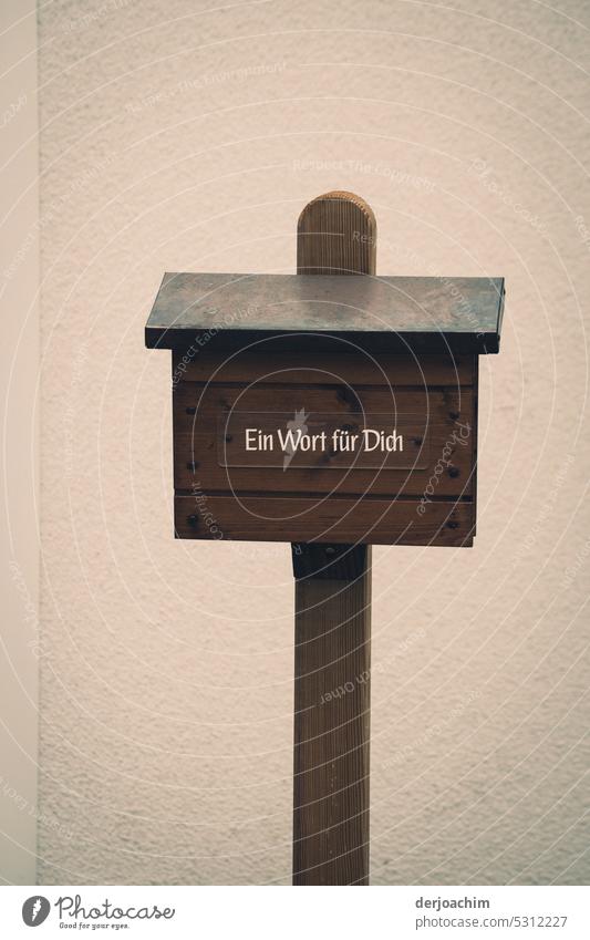 Ein kleiner Briefkasten aus Holz, mit der Beschriftung:  " Ein Wort für Dich " Farbfoto Tag Menschenleer Außenaufnahme Post schreiben Kommunizieren