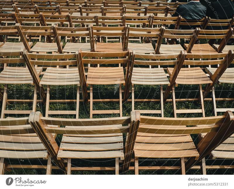Es gibt noch freie Plätze zum Open Air  Konzert. Menschenleer Sitzgelegenheit leere Plätze Außenaufnahme Stuhl Reihe Farbfoto Bestuhlung Sitzreihe Stuhlreihe