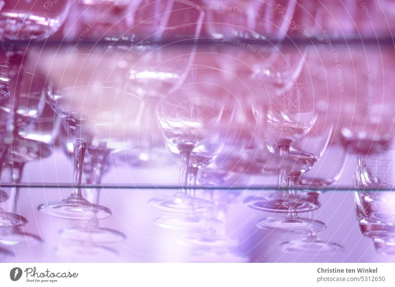 In rosa Licht getaucht, stehen die Gläser im Regal Likörgläser glänzend Barschrank Glasplatte Reflexion & Spiegelung durchsichtig Trinkgläser Gastronomie sauber