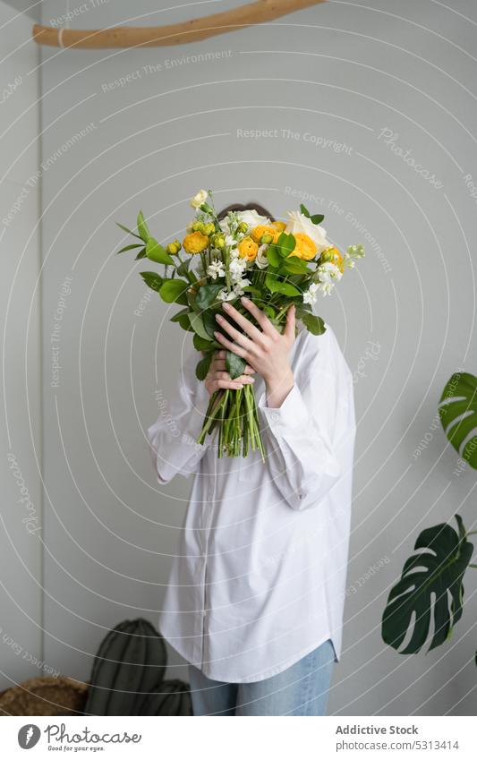 Anonyme Frau mit Blumenstrauß Pflanze Flora frisch geblümt Blütezeit Haufen filigran Aroma Botanik Design präsentieren Raum Blumenhändler Wachstum Geschenk