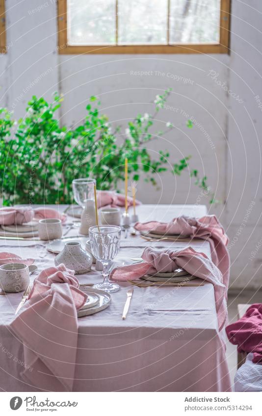 Banketttisch mit Geschirr und Gläsern Tisch Festessen dienen Glaswaren Dekor Tabelleneinstellung Pflanze Anlass Stil feiern Tischwäsche festlich Teller Design