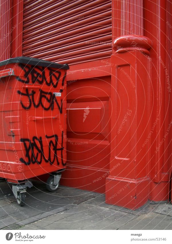 Red rot London Müllbehälter Straßenkunst Graffiti red stree art urban culture