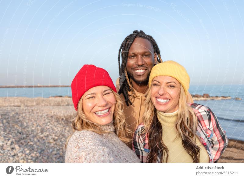 Gruppe von glücklichen, verschiedenen Freunden, die sich am Strand umarmen Mann Frauen Umarmung Sommer MEER Lächeln Küste Zeit verbringen rassenübergreifend