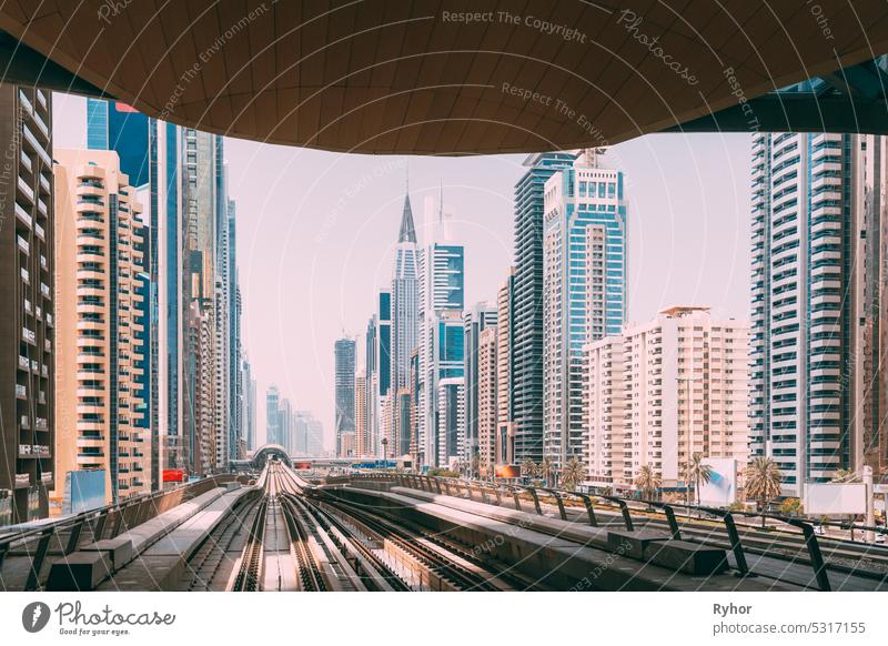 Moderne Metro Dubai. Metro-Eisenbahn zwischen gläsernen Wolkenkratzern in Dubai. Verkehr auf der Straße in Dubai. Urban Stadt Hintergrund. Moderne mit Wolkenkratzern Architektur von Dubai, VAE