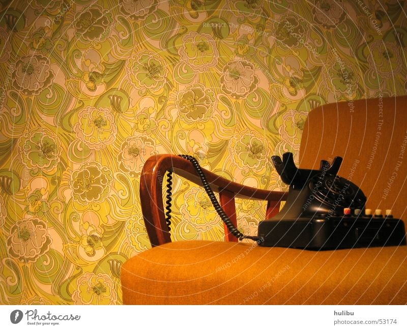 immer noch keiner da? Siebziger Jahre Sechziger Jahre Oldtimer retro Sessel Telefon Wand Tapete Teppich braun grün Muster Blümchentapete Telefonkabel höhrer