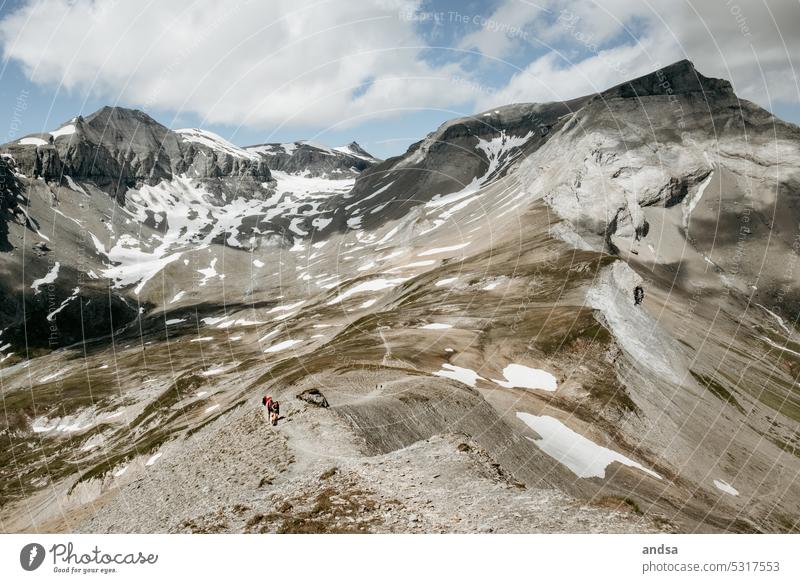 Menschengruppe die einen Grat entlang wandert im Hochgebirge Berge u. Gebirge Bergmassiv Wanderung gewaltig Landschaft kalt Schnee Außenaufnahme Natur Felsen