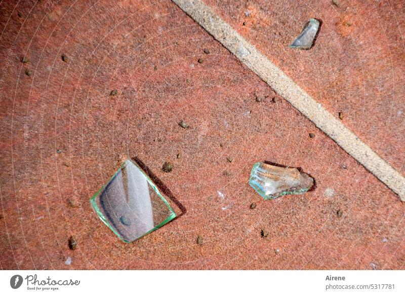 MainFux | Glasscherbenviertel Scherben Straße kaputt zerbrochen Vergänglichkeit Vandalismus Glasbruch Straßenpflaster Pflastersteine Steinplatte