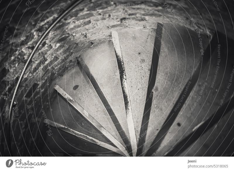grau in grau | Wendeltreppe Spirale Turm Perspektive Treppenstufen Strukturen & Formen Kontrast abwärts Muster Schwindelgefühl Treppenhaus Architektur rund