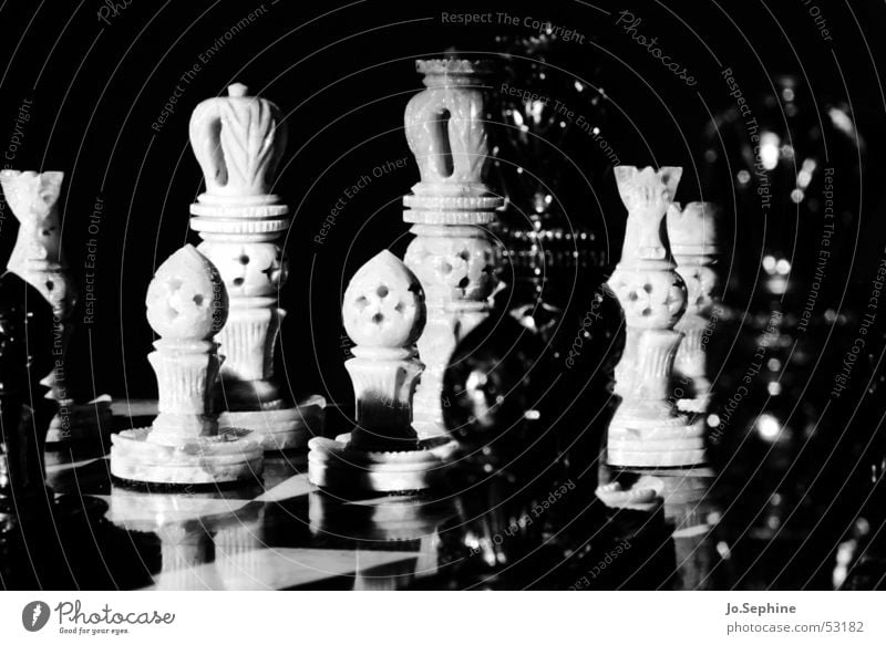 Schach Schachfigur Spielfigur Schachbrett Freizeit & Hobby Brettspiel Strategie Konkurrenz Konflikt & Streit Figur Rätsel planen schwarz weiß Kontrast König