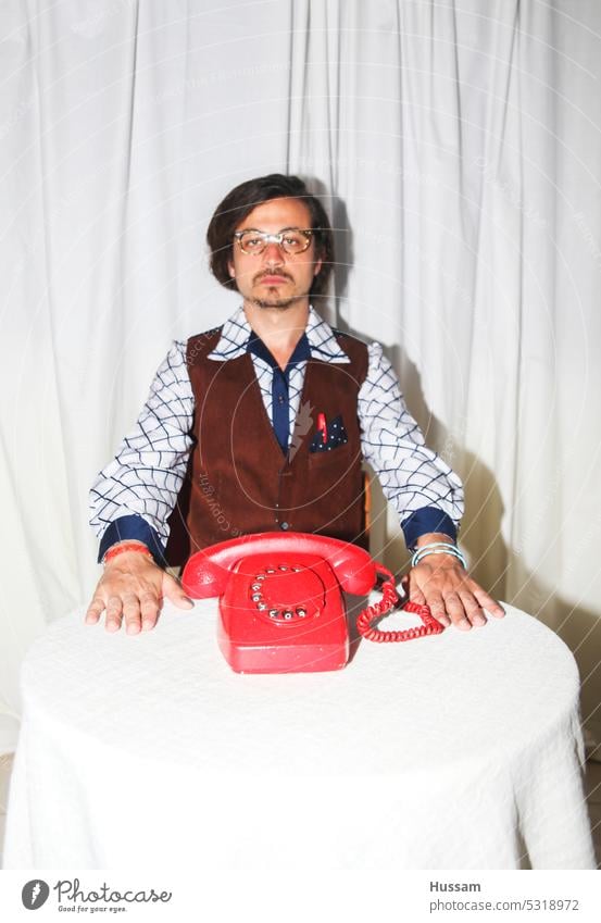 Foto von einer Person mit einem alten Telefon, die auf einen Anruf wartet Symbole & Metaphern altehrwürdig Gerät sich bei uns melden Antiquität verbinden
